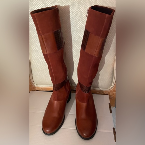 CLARKS WOMEN’S NOVELLA NOVA, LEATHER AND SUEDE RIDING BOOT TAN BROWN SIZE 8.5. - Picture 2 of 9